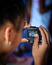 Video: Instalación y uso de la aplicación para fotos de beneficiarios